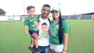 Luis Pérez junto a su familia en el estadio Juan Gobán de Limón. (Foto: Diario Extra)