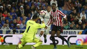 Keylor Navas detiene sobre el final del partido el remate de Iñaki Williams que pudo haber significado la pérdida del liderato de la liga para el Real Madrid.