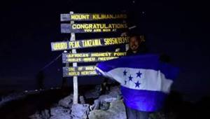 Roger Espinoza posa orgulloso con la bandera de Honduras en uno de los puntos más altos del mundo. Foto tomada Diario La Prensa