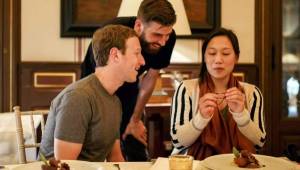 Pique, Zuckerberg y Priscilla observan una pulsera en su encuentro en Barcelona.