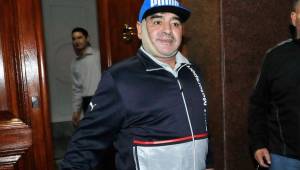 Maradona a la salida del hospital con el vendaje sobre su cara. Foto tomada diario The Sun.