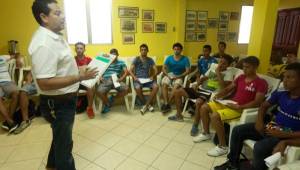 El profesor Juan Urbina en la primera clase impartida este jueves en la sede aurinegra. (Foto: Wendell Escoto)