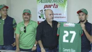 Orinson Amaya presenta a los medios a Juan Josué Rodríguez.