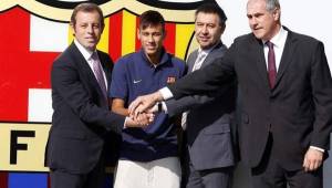 Presentación de Neymar, junto a Sandro Rosell, Bartomeu y Andoni Zubizarreta.