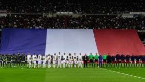Así de espectacular lució el Santiago Bernabéu durante el homenaje a las víctimas de los atentados en París. FOTO: AFP
