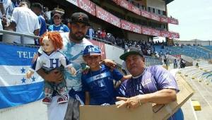 Los aficionados hondureños llegaron con cartones, sombreros y banderas para taparse del inclemente sol que baña San Pedro Sula para el juego de la Bicolor.