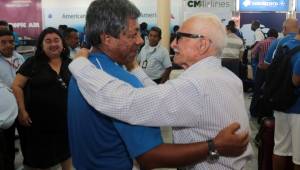 'Primi' Maradiaga y don Ernesto Molina se dieron un caluroso abrazo en el aeropuerto de San Pedro Sula. Foto Ronald Aceituno