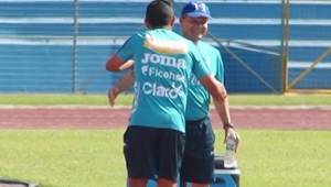 Amado Guevara se saluda con Freddy Amazo, el preparador físico de la Selección.