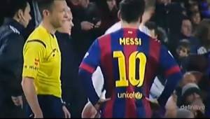 Messi se tomó el costo de ir hasta donde el árbitro asistente para pedirle una tarjeta para Cristiano por el encontronazo con Mascherano.