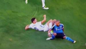 El momento en el que el inglés Steven Gerrard le comete una entrada descalificadora al defensor hondureño Víctor 'Muma' Bernárdez.