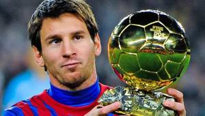 Lionel Messi con uno de sus balones de oro que ha ganado, a base de esfuerzo.