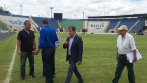 El entrenador de la Selección Nacional, Jorge Luis Pinto, supervisó este día la cancha del estadio Nacional de Tegucigalpa para tomar una decisión. Foto cortesía