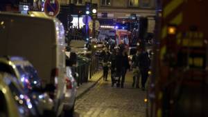 Ataques con disparos en el centro de París y explosiones en el sector del estadio de Francia causando al menos 18 muertos, informaron fuentes concordantes. Foto AFP