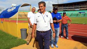 Jorge Luis Pinto aprovechó su tiempo en San Pedro Sula y visitó el estadio Olímpico, la banca que utiliza Honduras sufriría modificaciones. Foto Elman Perdomo