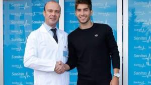 Lucas Silva posando con el doctor frente a la Clínica Sanitas de Madrid. (Foto: Facebook de Real Madrid)