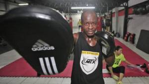 El 'Muñeco' González ahora es instructor de boxeo.