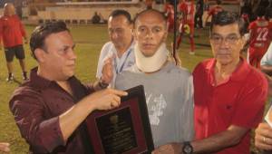 Enrique Reneau fue homenajeado el sábado en el estadio ceibeño.
