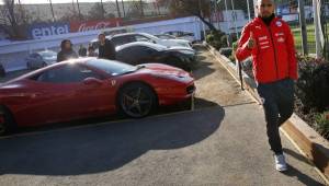 Arturo Vidal se conducía en Chile en su lujoso Ferrari 458 Italia y tras el accidente fue detenido. Foto EFE