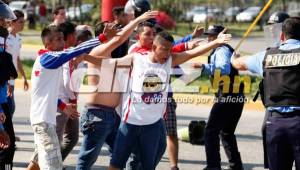 La Policía Nacional intervino en la pelea que protagonizaron las barras, no se reportó víctimas, sí heridos.