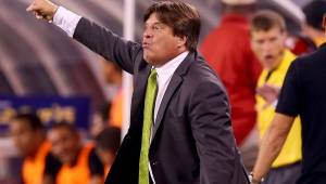 El 'Piojo' Herrera estuvo inquieto dando indicaciones en el área técnica. (Foto: AFP)