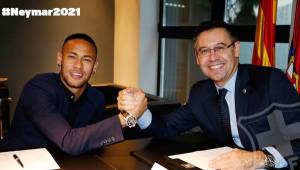 La foto que confirma el acuerdo final entre Neymar y el Barcelona dirigido por Bartomeu. Foto tomada del Twitter oficial del Barcelona.