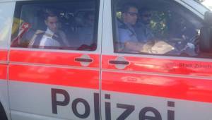 La policía suiza tomó a Brodkin y se lo llevó en un vehículo de la policía tras su truco que dejó a Blatter visiblemente furioso.