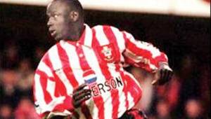 Ali Dia al momento que entraba al campo, uno de los casos más escandalosos de la Liga Premier.