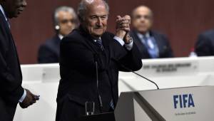 Joseph Blatter festeja después de haber sido reelegido presidente de la FIFA. Foto AFP