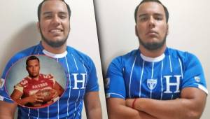 Aaron Gutiérrez posando con la camiseta de la selección de Honduras.