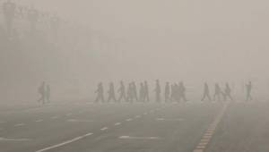 Las autoridades de Pekín emitieron por primera vez el lunes una alerta roja por contaminación, en previsión de una espesa niebla de partículas finas que se abatirá sobre la ciudad.