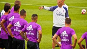 Zidane dirigiendo el entrenamiento en Montreal, Canadá. Foto EFE.