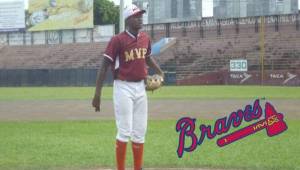 El nicaragüense Alger Ronnie Hodgson Allen, de 16 años, firmó hoy de manera oficial su contrato con los Bravos de Atlanta de la MLB de Estados Unidos. (FOTO: La Prensa de Nicaragua)