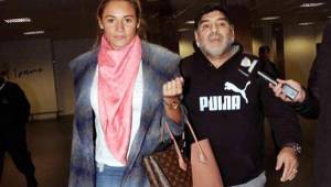 Maradona junto a su novia Rocío no pudieron salir de Argentina.