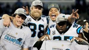 Greg Olsen, Cam Newton y Charles Johnson festeja el título de Conferencia de los Carolina Panthers. Fotos AFP.