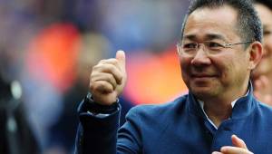 (FILES) In this file photo taken on May 18, 2016 Leicester City FC's owner Vichai Srivaddhanaprabha applauds as they take part in a presentation of the English Premier League football trophy at the King Power duty-free headquarters in Bangkok on May 18, 2016. - A helicopter belonging to Thai tycoon Vichai Srivaddhanaprabha crashed on October 27, 2018 near the stadium of his UK football club Leicester City. The identities of the pilot and any passengers on board have not yet been confirmed. It is also not yet known if anyone on the ground was injured. (Photo by CHRISTOPHE ARCHAMBAULT / AFP)