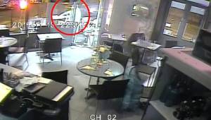Imagen del momento en que uno de los terroristas atacaba a la gente en las afueras del restaurante.