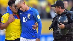 El aficionado ecuatoriano le pidió la camiseta a Neymar y éste, sin ningún problema accedió.