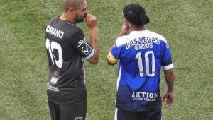 Adriano y Ronaldinho compartieron minutos antes del comienzo del partido. (FOTO: Twitter)