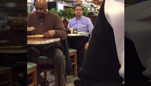 Uno de los clientes del restaurante captó el momento en el que Callejas se encontraba en un restaurante en Nueva York. Foto @noticortosHN
