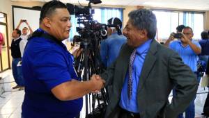 Ramón Maradiaga saludándose con un reportero salvadoreño.