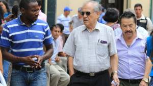 El maestro Chelato Uclés mientras conversaba con Limber Pérez por las calles de Tegucigalpa haciendo confesiones impresionantes sobre su carrera.