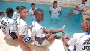 Los jugadores Sub-17 de Honduras se metieron a la piscina a realizar trabajos de recuperación, su mente ya está puesta en Cuba. Foto DIEZ