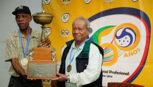 Roosevelt Garbutt y Carlos 'Care' Alvarado se reencontraron con aquella copa que levantaron en 1966 cuando vestían los colores del Platense. Foto Neptalí Romero