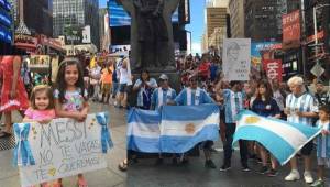 Muchos aficionados salieron a las calles de Argentina a pedirle a Messi que no se vaya de la Selección.