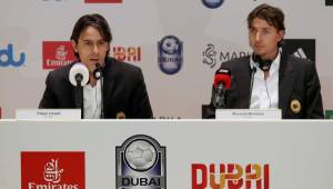 Filippo Inzaghi junto al capitán Riccardo Montolivo brindando conferencia de prensa.(EFE)