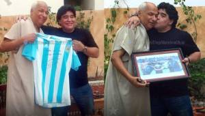 Ali Bennaceur y Diego Maradona, la imagen la difundió el exjugador que protagonizó la 'Mano de Dios'.