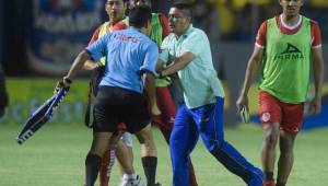 El árbitro asistente Geovani Mendoza y el preparador físico de Real Sociedad Fernando Aguilar tuvieron un altercado al final del juego en el Morazán. Foto Wendell Escoto.
