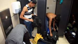 Los jugadores tuvieron que irse a los baños para quitarse la ropa deportiva de Honduras.