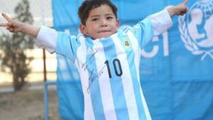 Messi envía camisetas firmadas al niño afgano que creó dorsal con una bolsa.