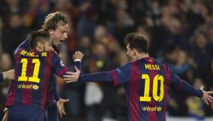Messi, Neymar y Rakitic celebran el tanto que le dio el gane al Barcelona ante el Manchester City y la clasificación a octavos de Champions League.